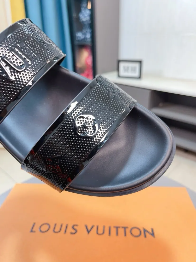 Ex-factory price 320🌹🌹 (lv-Louis Vuitton) new men's sandals, high-end boutique, exquisite embossed logo decoration on the upper, fine workmanship, super soft soles, casual, loose and comfortable, a must-have in summer! \nsize：38-44